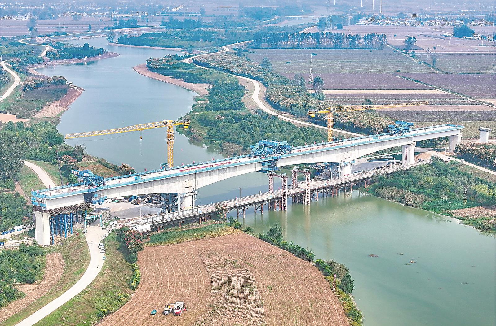 阜淮鐵路潁河特大橋跨茨河連續(xù)梁成功合龍